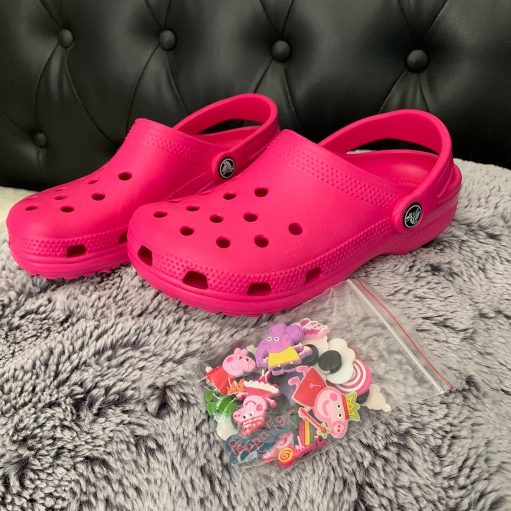 Pink Crocs for girls and it comes with charms